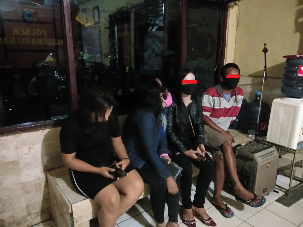 Para PSK dan pelanggannya saat diamankan, di Polsek Banjarbaru Barat. (ist)