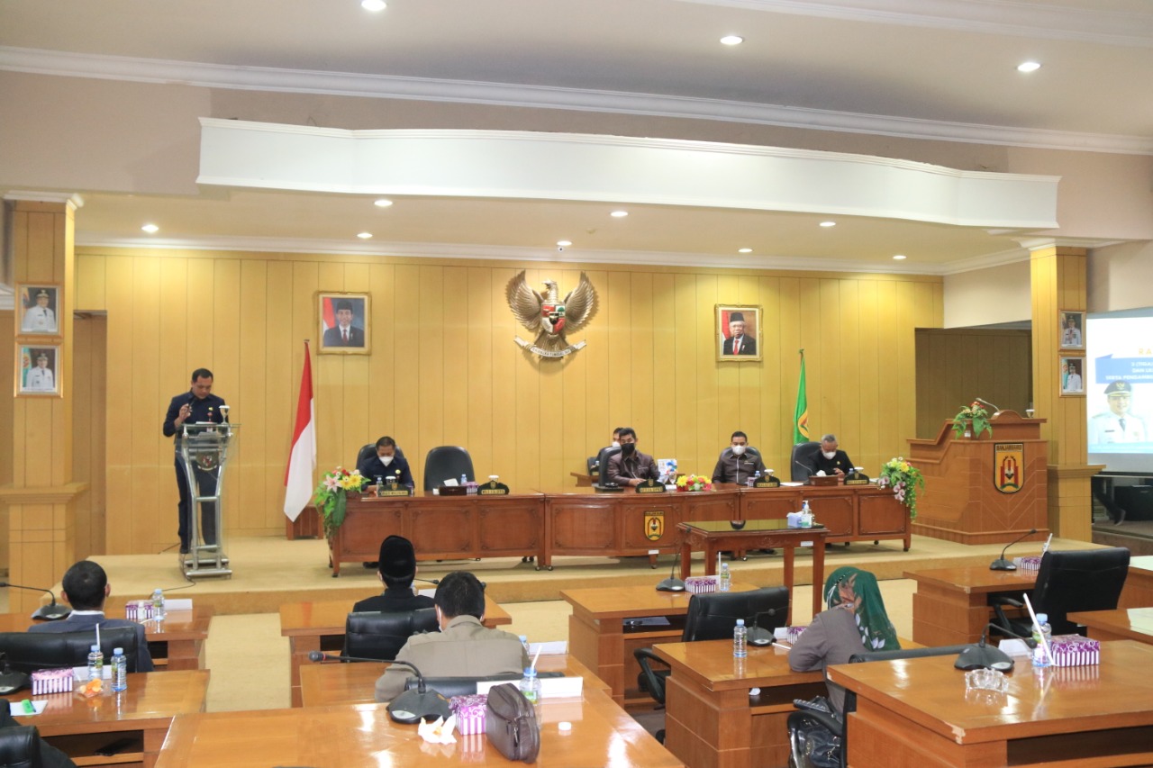 Wali Kota Banjarbaru, Aditya Mufti Ariffin menghadiri rapat paripurna DPRD Banjarbaru