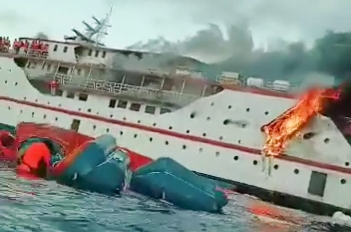 Basarnas Ternate Cari Korban Hilang Kapal KM Karya Indah yang Terbakar