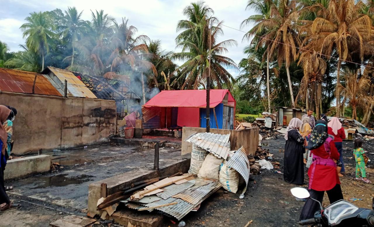 Peduli Sesama, Warga Desa Babai Bantu Korban Kebakaran di Kambat Selatan