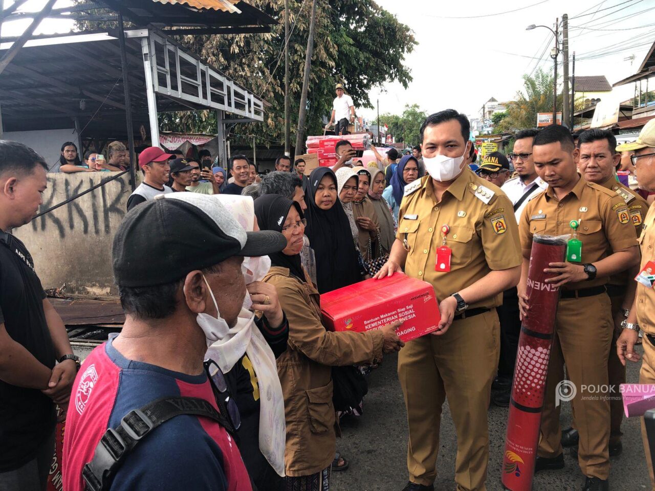 Warga Kemuning Mengungsi Pasca Kebakaran, Wali Kota Banjarbaru Salurkan Bantuan
