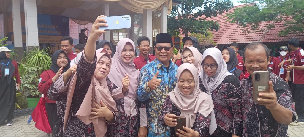 HUT SMAN 4 Banjarbaru, Siswa hingga Guru Antusias Swafoto Bersama