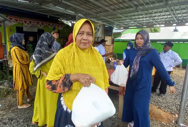 200 Paket Sembako di Pasar Murah Ludes Terjual dalam Hitungan Menit