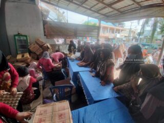 Ribuan Paket Sembako Ludes Terjual di Pasar Murah Hanya dalam Sejam
