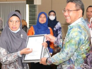 Sekda Banjar, HM Hilman saat memberi penghargaan. (Foto: MC Banjar)