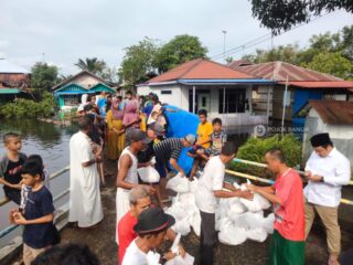 Gerindra Bagi Sembako ke Korban Banjir, Prihatin Warga belum Terima Bantuan Pemerintah