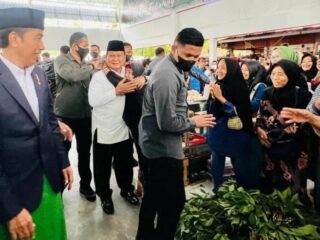 Prabowo Dipeluk Emak-emak di Tabalong Kalimantan Selatan