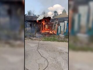 Kebakaran di Liang Anggang Hanguskan Dua Rumah, Diduga Korsleting Listrik