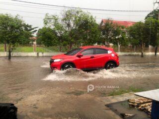 Lagi, Hujan Deras Akibatkan Jalan Kebun Karet Banjarbaru Tergenang Banjir