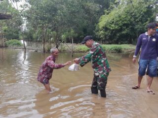Empat Desa di Pandawan Banjir, Personel TNI Bantu Posko Dapur Umum