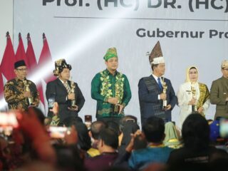 Wali Kota Banjarbaru Terima Penghargaan PWI 2024 dari Presiden Jokowi