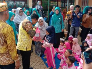 Pemkab Tala Bagikan Paket Pencegah Stunting untuk Anak-anak PAUD di Desa Tirta Jaya