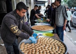 Pengungsi di Gaza Buat Kue Kering untuk Temukan Kebahagiaan Idulfitri