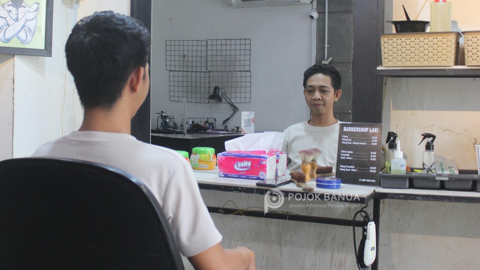 Suasana lebaran, tukang cukur di Banjarmasin kebanjiran pelanggan