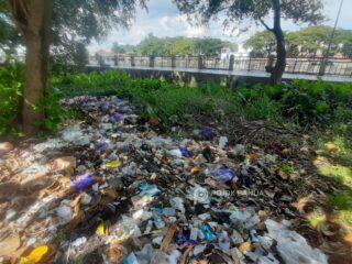 Duh, Tumpukan Sampah di Siring Nol Kilometer Banjarmasin ini Ganggu Pemandangan