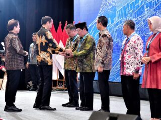 Paman Birin Terima Penghargaan dari Presiden Jokowi Berkat Siti Hawa Lari