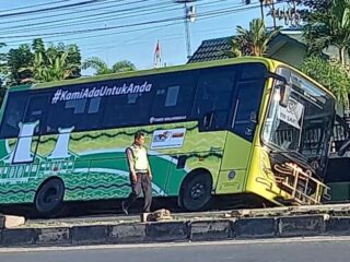 Kecelakaan Tunggal Bus BTS Banjarbakula di Liang Anggang, Diduga Sopir Mengantuk