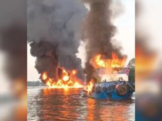 2 Kapal Terbakar di Sungai Barito, 10 Orang Hilang