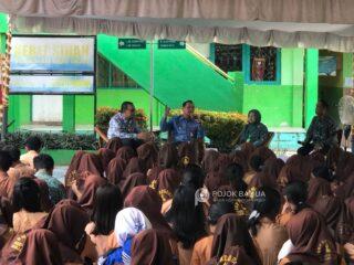 Program SKPD Mengajar Dimulai, Aditya Berbagi Inspirasi untuk Siswa SMP Negeri 2 Banjarbaru