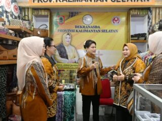 Stand Deskrasnada Kalsel Dikunjungi Iriana Jokowi, Acil Odah Promosikan Produk UMKM