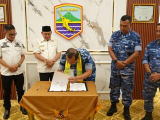 Danlanud Sjamsudin Noor Menandatangani Akta Hibah Tanah Pos Perwakilan TNI AU Kotabaru