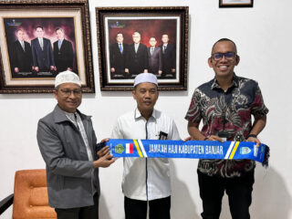Bank Kalsel Syariah Martapura Berikan 475 Lembar Syal sebagai Penanda Jemaah Haji CJH Kabupaten Banjar